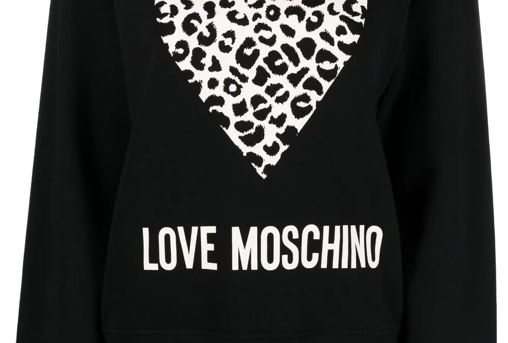 Sudadera Love Moschino para mujer en color negro con corazón estampado